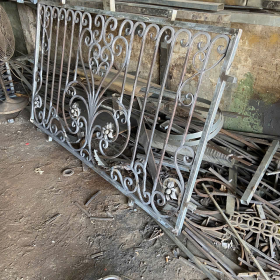 Khung sắt cửa cổng