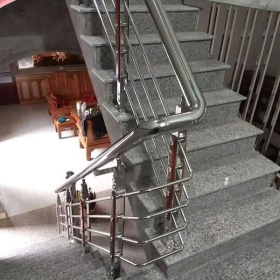 Cầu thang inox tay vịnh 